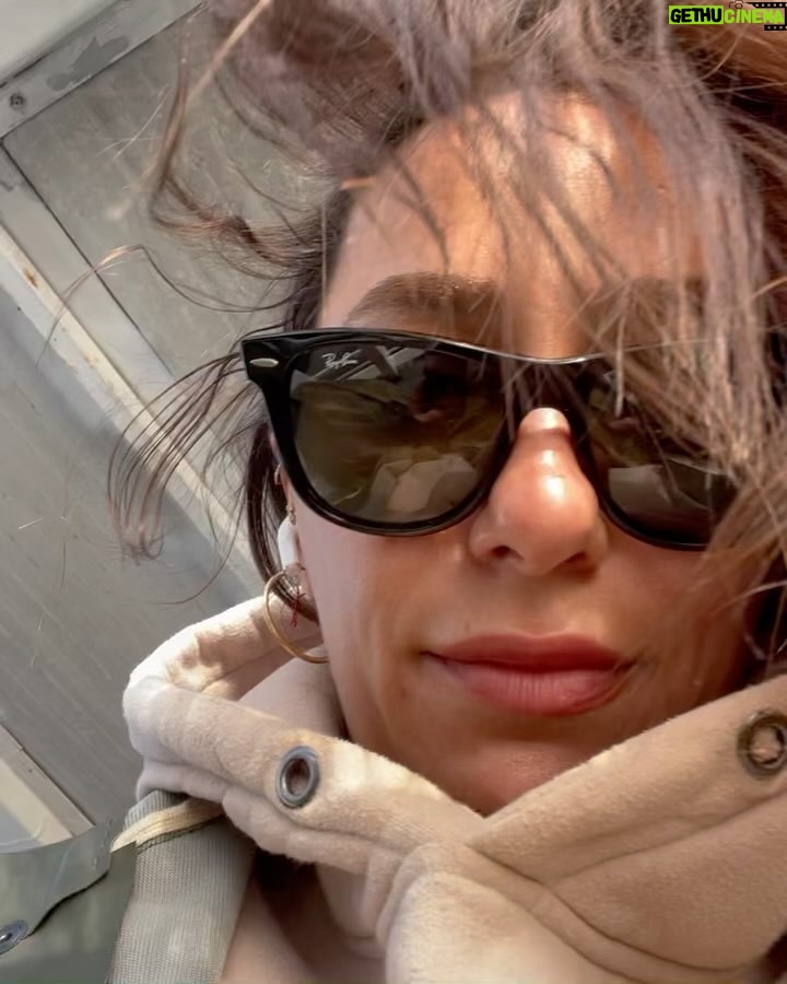 Esra Ruşan - 27.5K Likes - Herkesin herkesi dolandırdığı bir haftadan daha merhaba sevgili arkadaşlar. Ama konumuz ben ve tatlı fotoğraflarım.
