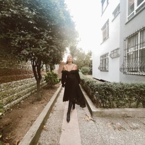 Esra Ruşan Instagram - Biraz elbisemden konuşalım, biraz eylülden. @misolestudio 🥀 #reklam