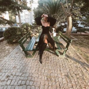 Esra Ruşan Instagram - Biraz elbisemden konuşalım, biraz eylülden. @misolestudio 🥀 #reklam