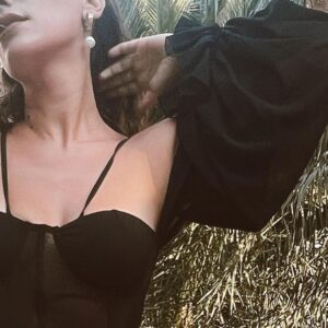 Esra Ruşan Instagram - Biraz elbisemden konuşalım, biraz eylülden. @misolestudio 🥀 #reklam