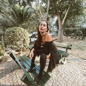 Esra Ruşan Instagram - Biraz elbisemden konuşalım, biraz eylülden. @misolestudio 🥀 #reklam