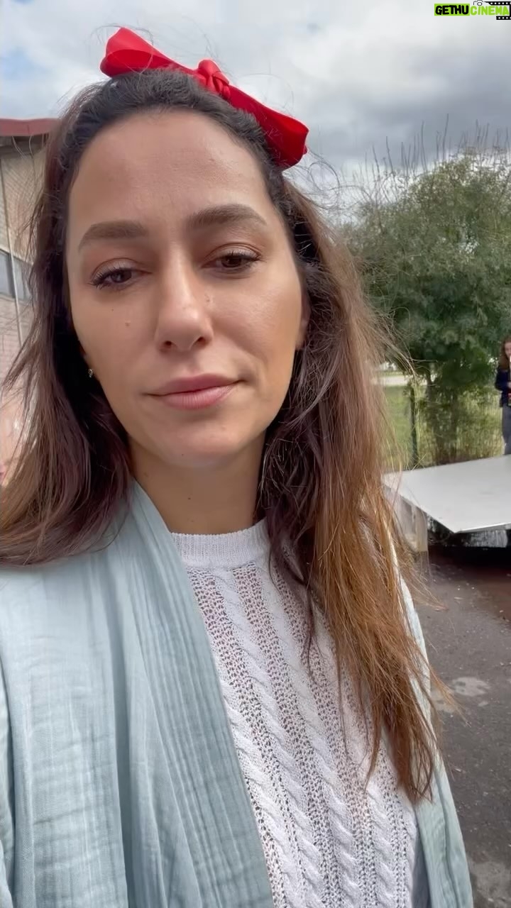 Esra Ruşan - 22.3K Likes - Açıklama yazmaya başlayınca elimden duygusal cümleler çıkıyor. Başladı, bitti. Elimde onlarca video var, napıcam ben bu kadar görüntü ve fotoğrafla bilmiyorum. Filmi izleyecek olmanız fikri aklıma geldikçe çok heyecanlanıyorum. Öyle bir bilinç akışı. Pazara yetiştirdik reels’i✍🏻 #lohusafilm