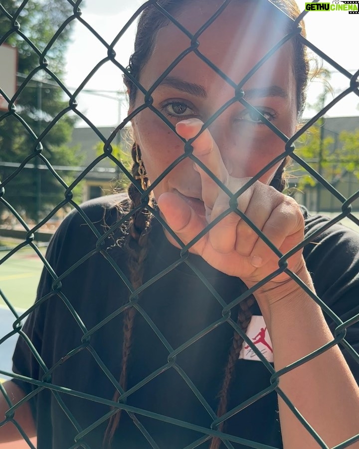 Esra Ruşan Instagram - Bana soracak olursanız ağustosun 7 si, günlerden ptesi. Kimbilir bu kimin evreni? Başımıza iyi şeyler gelecek, çünkü çok kötü şey oldu. Kuralı böyle. Aynen, tamamdır🫡