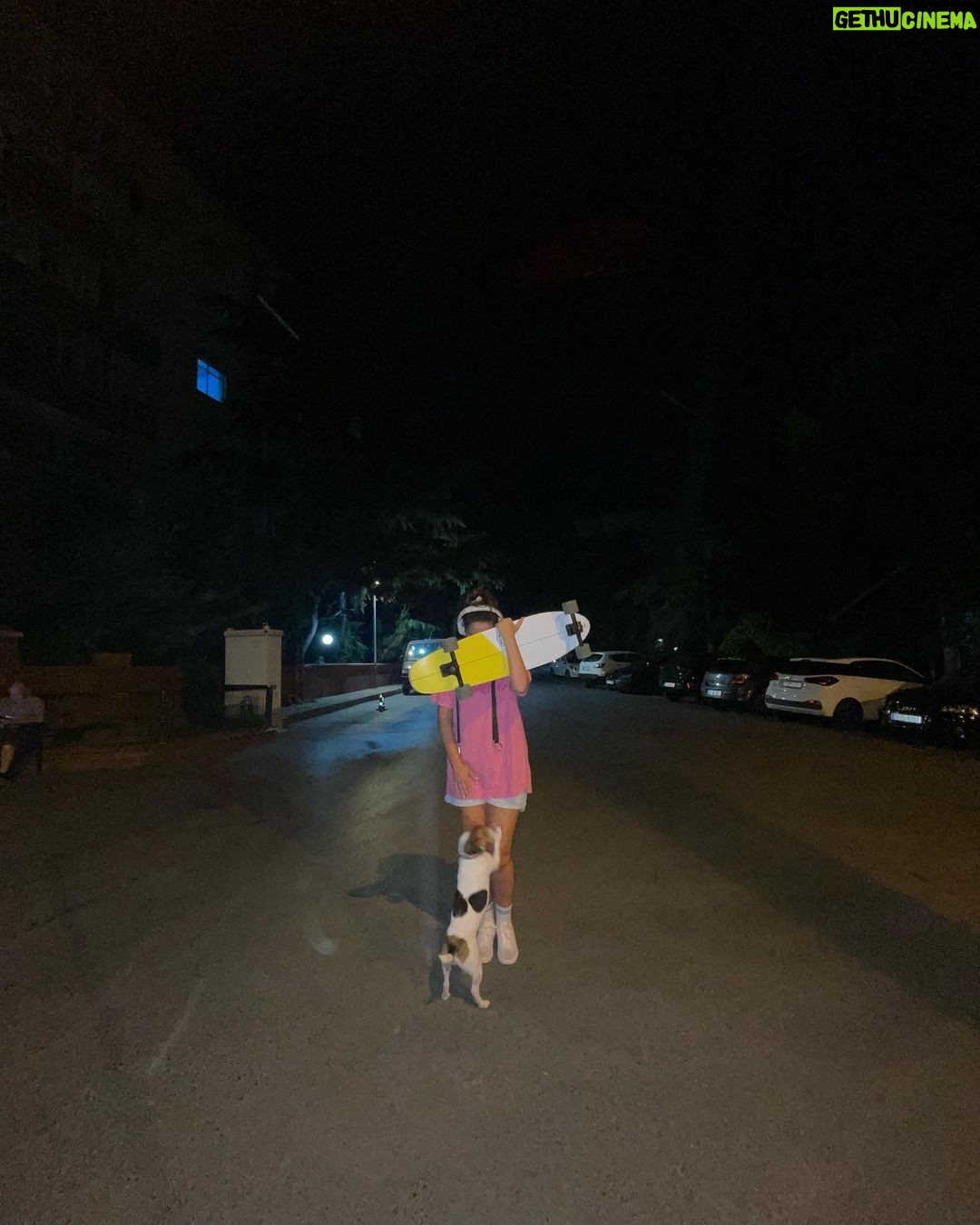 Esra Ruşan Instagram - Ağustosla ilgili çok şiir var, ağustosta baya bi olay oluyor, ağustos güzel gel. Gelmediğin çok belli. Bildiğiniz ağostos şiirlerini bırakın bana🫵🏻