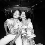 Esra Ruşan Instagram - Ağustosla ilgili çok şiir var, ağustosta baya bi olay oluyor, ağustos güzel gel. Gelmediğin çok belli. Bildiğiniz ağostos şiirlerini bırakın bana🫵🏻