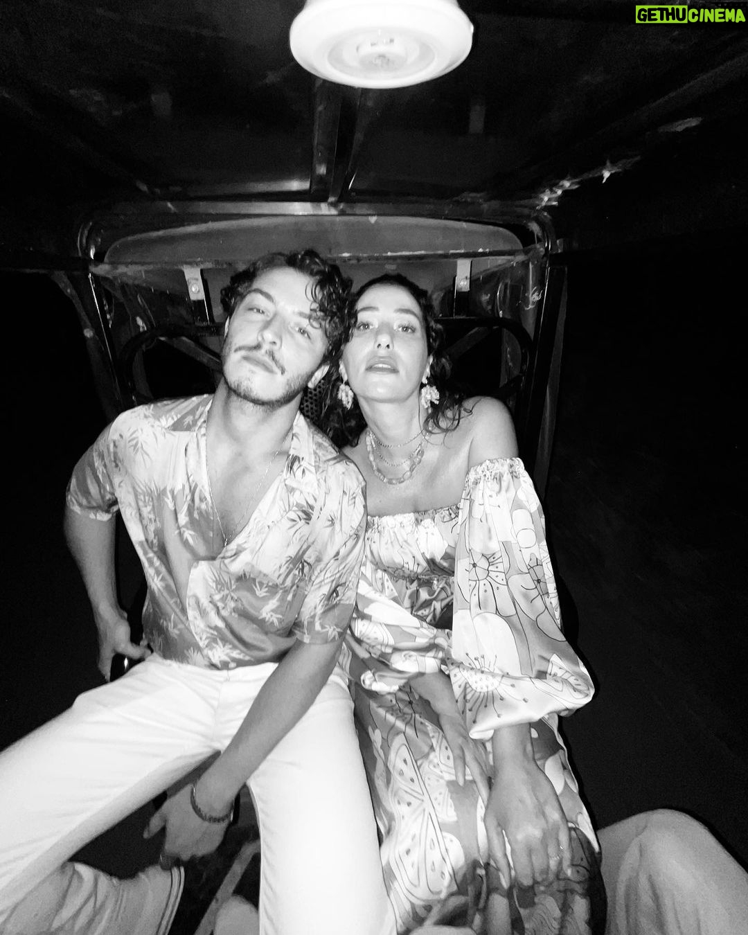 Esra Ruşan Instagram - Ağustosla ilgili çok şiir var, ağustosta baya bi olay oluyor, ağustos güzel gel. Gelmediğin çok belli. Bildiğiniz ağostos şiirlerini bırakın bana🫵🏻