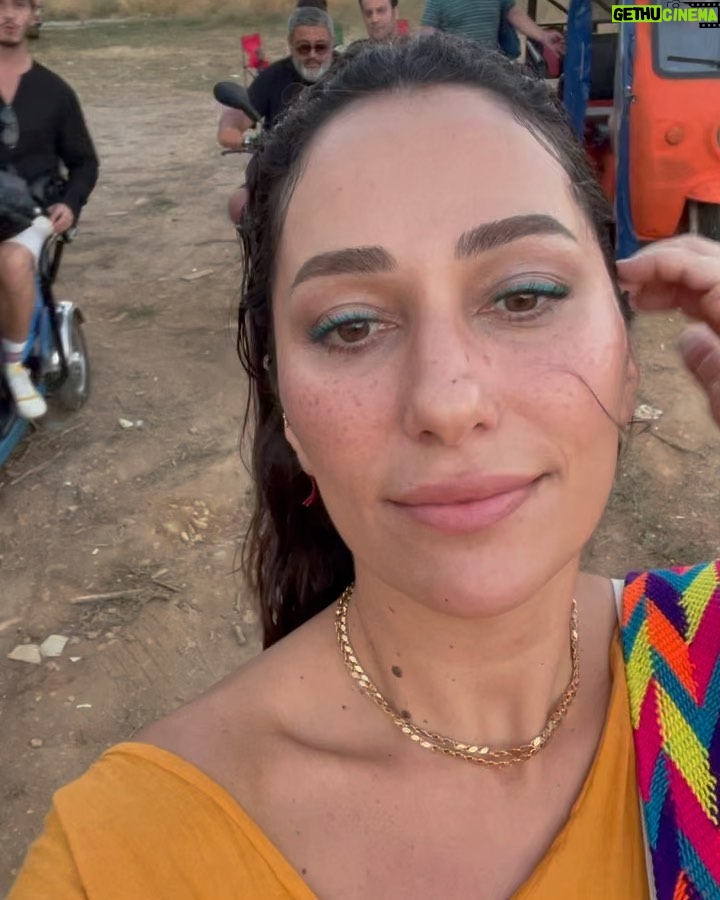 Esra Ruşan Instagram - Ağustosla ilgili çok şiir var, ağustosta baya bi olay oluyor, ağustos güzel gel. Gelmediğin çok belli. Bildiğiniz ağostos şiirlerini bırakın bana🫵🏻