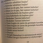 Esra Ruşan Instagram - Ağustosla ilgili çok şiir var, ağustosta baya bi olay oluyor, ağustos güzel gel. Gelmediğin çok belli. Bildiğiniz ağostos şiirlerini bırakın bana🫵🏻