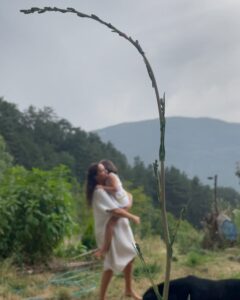 Esra Ruşan Instagram - @yaban_bolu pastoral bir masal diyarısın🌿 lapi, sis, karam ve şala❤️