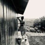 Esra Ruşan Instagram - Herkes bu posta bir şarkı bıraksın. 🫵🏻🌹 Ben başlıyorum, “hüzünler kapıda yine” yaşar