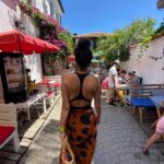 Esra Ruşan Instagram - Herkes bu posta bir şarkı bıraksın. 🫵🏻🌹 Ben başlıyorum, “hüzünler kapıda yine” yaşar