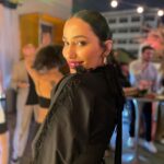 Esra Ruşan Instagram - Otur, konuşcaklarımız var.