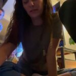Esra Ruşan Instagram - Haziran’ın geçiş hızına inanamadığım gibi, doların artışına da inamıyorum. Annem içeride kıymalı börek yapıyor ben bunları yazarken, döndüm sekiz yaşıma, birazdan beş yaşına varmış kızım gelecek, beraber oyun oynaycağız. Umarım annemden azar yemeyiz. Hepinizi gözlerinizden öperim. (Üçüncü videoda bengoya ve casoya bakın hemen)