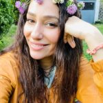Esra Ruşan Instagram - Haziran’ın geçiş hızına inanamadığım gibi, doların artışına da inamıyorum. Annem içeride kıymalı börek yapıyor ben bunları yazarken, döndüm sekiz yaşıma, birazdan beş yaşına varmış kızım gelecek, beraber oyun oynaycağız. Umarım annemden azar yemeyiz. Hepinizi gözlerinizden öperim. (Üçüncü videoda bengoya ve casoya bakın hemen)