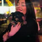 Esra Ruşan Instagram - Haziran’ın geçiş hızına inanamadığım gibi, doların artışına da inamıyorum. Annem içeride kıymalı börek yapıyor ben bunları yazarken, döndüm sekiz yaşıma, birazdan beş yaşına varmış kızım gelecek, beraber oyun oynaycağız. Umarım annemden azar yemeyiz. Hepinizi gözlerinizden öperim. (Üçüncü videoda bengoya ve casoya bakın hemen)