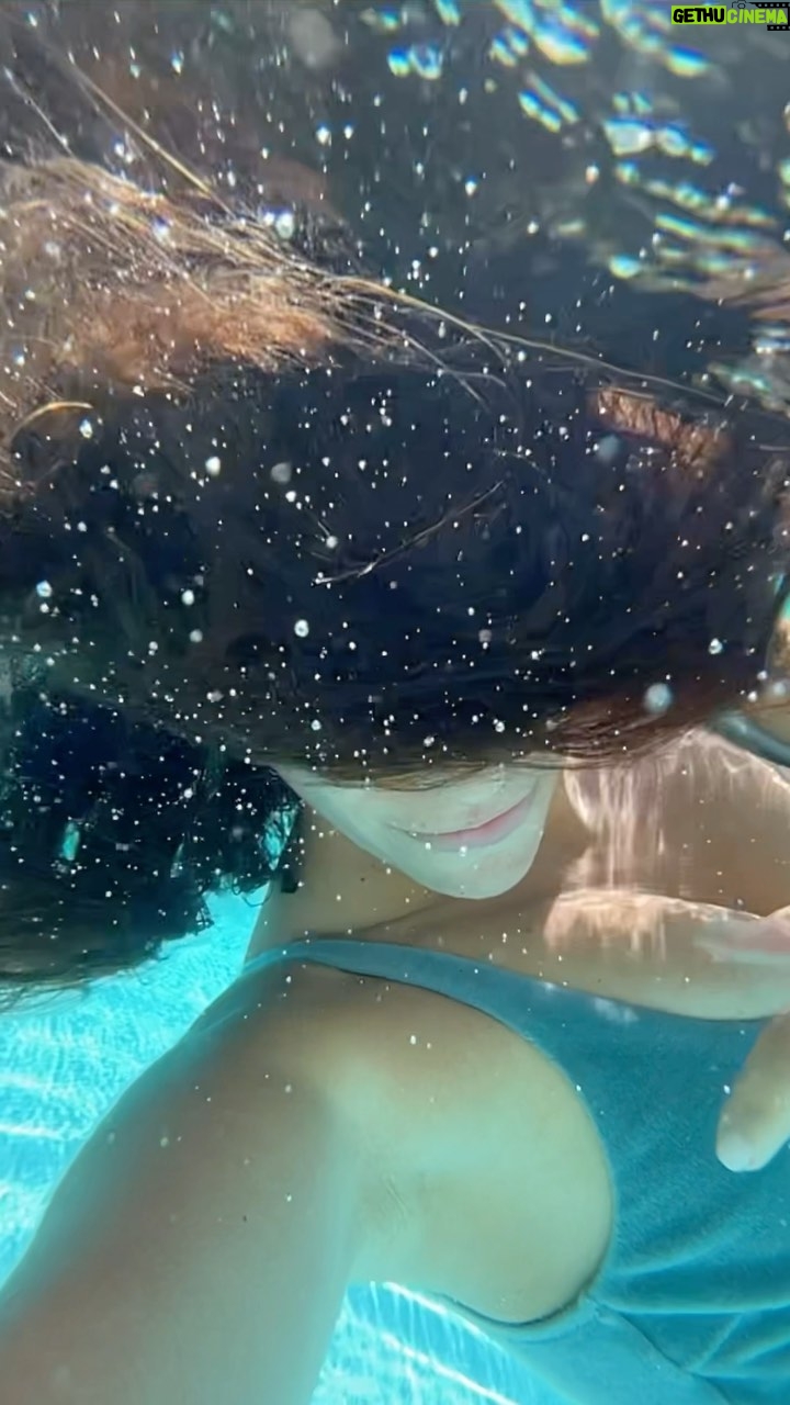 Esra Ruşan - 28.2K Likes - Bir kitabım vardı, bulamıyorum. “Suyun içinde olmanın verdiği huzur” duygusunun bir sözcükle karşılığını yazmışlardı. Neyse bu videosu, kelimesini bulan yazsın🫀Mesela “waldeinsamkeit” kırda, ormanda, dağda yalnızlık duygusu yaşama ve doğa ile huzur dolu bir bütünlük içinde olmayı anlatır. Yani abimi @eray.rsn