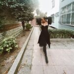 Esra Ruşan Instagram - Biraz elbisemden konuşalım, biraz eylülden. @misolestudio 🥀 #reklam