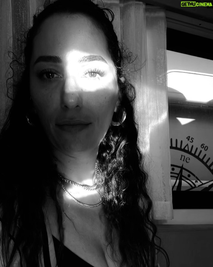 Esra Ruşan Instagram - Ağustosla ilgili çok şiir var, ağustosta baya bi olay oluyor, ağustos güzel gel. Gelmediğin çok belli. Bildiğiniz ağostos şiirlerini bırakın bana🫵🏻