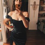 Esra Ruşan Instagram - Haziran’ın geçiş hızına inanamadığım gibi, doların artışına da inamıyorum. Annem içeride kıymalı börek yapıyor ben bunları yazarken, döndüm sekiz yaşıma, birazdan beş yaşına varmış kızım gelecek, beraber oyun oynaycağız. Umarım annemden azar yemeyiz. Hepinizi gözlerinizden öperim. (Üçüncü videoda bengoya ve casoya bakın hemen)