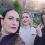 Esra Ruşan Instagram - Bu video Pazartesi neşesine ihtiyaç duyanlar için! Hem biraz dedikodu yapıp hem de kapak hikayemizin videosunu izleyelim mi? Birbirlerini düşündüklerinde akıllarına gelen 3 kelime nedir? Gupse Özay / Hazal: Disiplin, uyum, mutluluk... Esra: Duygusallık, piçlik, enerji! Esra Ruşan/ Gupse: Kaos, anne, zeki... Hazal: Sevgi, oyuncu, seksi... Hazal Türesan / Gupse: Akıl, hakkaniyet, paylaşmak... Esra: Kutu, güç, sevgi... #lohusa @gupseo @esrarusann @painofkermit @nulookofficial @hellodergisi Yeni sayımızı dergiburda.com’dan sipariş verebilirsiniz. Röportaj: @meldanar13 Video: @sozmentor Styling: @ibrahimduman.id Koordinasyon: @sinemkin Saç: @akinunalofficiall Makyaj: @melisilkkilic Video asistanı: Hilal Al Styling asistanları: Başak Varol, Nida Kuşdoğan Makyaj asistanı: Katibe Aydın İletişim: @bernaylafem Mekan:@sanamekan