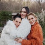 Esra Ruşan Instagram – Hep beşinci fotoğraftaki gibi güleriz🧿 @hellodergisi
Röportaj: @meldanar13
Fotoğraf: @jiyankizilboga
Styling: @ibrahimduman.id
Koordinasyon: @sinemkin
Saç: @akinunalofficiall
Makyaj: @melisilkkilic
Fotoğraf asistanları: Doğa Sucu, Çağrı Yılmaz, Sanem Özman 
Styling asistanları: Başak Varol, Nida Kuşşdoğan
Makyaj asistanı: Katibe Aydın