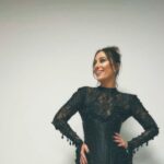 Esra Ruşan Instagram - Daha çok fotoğraf var, bir süre buralar benim. E mutlu günler niye var? @kbaruonu sen bizi biraraya getirdin, ve sana güvenmek çok güzeldi. @gupseo sen yazdın, oyun oynamayı tekrar hatırladım @nulookofficial ne harika kucağınızda taşıdınız bizi bebek gibi. Ve tüm @personamenajerlik benimle beraber bir takım gibi çalıştık. Teşekkürler. Tüm süreçte yüzümüzü güldüren tüm o kocaman kadınlar ekibi, harikaydınız. Güvende hissetmek ne güzel. Sevgi dolu insanlarla hizalanmak çok güzel. Oh be. Şimdi film 19 ocak’da sizlerin. Seyircisi bol, seyri güzel olsun🌹