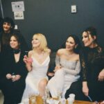 Esra Ruşan Instagram - Daha çok fotoğraf var, bir süre buralar benim. E mutlu günler niye var? @kbaruonu sen bizi biraraya getirdin, ve sana güvenmek çok güzeldi. @gupseo sen yazdın, oyun oynamayı tekrar hatırladım @nulookofficial ne harika kucağınızda taşıdınız bizi bebek gibi. Ve tüm @personamenajerlik benimle beraber bir takım gibi çalıştık. Teşekkürler. Tüm süreçte yüzümüzü güldüren tüm o kocaman kadınlar ekibi, harikaydınız. Güvende hissetmek ne güzel. Sevgi dolu insanlarla hizalanmak çok güzel. Oh be. Şimdi film 19 ocak’da sizlerin. Seyircisi bol, seyri güzel olsun🌹