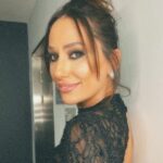 Esra Ruşan Instagram - Daha çok fotoğraf var, bir süre buralar benim. E mutlu günler niye var? @kbaruonu sen bizi biraraya getirdin, ve sana güvenmek çok güzeldi. @gupseo sen yazdın, oyun oynamayı tekrar hatırladım @nulookofficial ne harika kucağınızda taşıdınız bizi bebek gibi. Ve tüm @personamenajerlik benimle beraber bir takım gibi çalıştık. Teşekkürler. Tüm süreçte yüzümüzü güldüren tüm o kocaman kadınlar ekibi, harikaydınız. Güvende hissetmek ne güzel. Sevgi dolu insanlarla hizalanmak çok güzel. Oh be. Şimdi film 19 ocak’da sizlerin. Seyircisi bol, seyri güzel olsun🌹