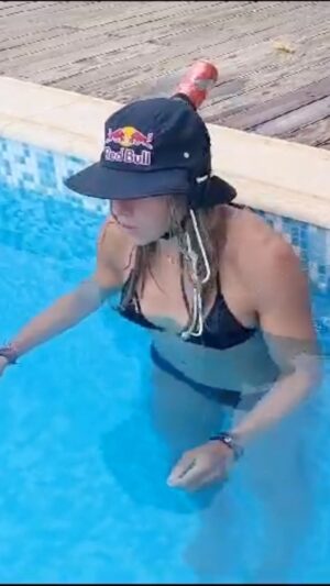 Ester Ledecká Instagram - Čau ségro! Slyšela jsem, že zase válíš, a tak jsem se na tvoji počest snažila naučit ten tvuj trik, co jsi dělala před pár lety v bazénu s mlíkem. Chvíli mi to trvalo, ale nakonec jsem to vychytala. 😂 Gratuluju a držim pěsti štěstí do dalších závodů. ✊🍀

Hey, sis! I heard you rock it again, so in your honor I tried to learn that milk pool trick you did a few years ago. Took me a while, but I finally figured it out. 😂 Congratulations and good luck in the future. ✊🍀

STR

@redbull