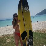 Ester Ledecká Instagram - Vánoce v létě🎄😎 Děkuju @av.boards a @point7windsurf. Už se nemůžu dočkat, až ho vyzkoušim na vodě! 🤙 Christmas in summer🎄😎Thank you @av.boards a @point7windsurf. Can't wait to try it on the water! 🤙 STR
