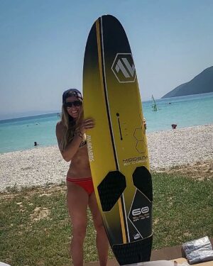Ester Ledecká Instagram - Vánoce v létě🎄😎 Děkuju @av.boards a @point7windsurf. Už se nemůžu dočkat, až ho vyzkoušim na vodě! 🤙

Christmas in summer🎄😎Thank you @av.boards a @point7windsurf. Can't wait to try it on the water! 🤙

STR