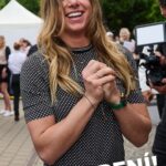 Ester Ledecká Instagram - PŘEKVAPENÍ! 🥳 @jonasledecky se svou kapelou překvapil ségru Ester koncertem na předání ceny Gutha-Jarkovského! ❤️ #olympijskytym #love @esterledecka Český olympijský výbor