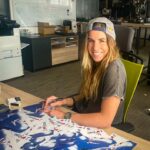Ester Ledecká Instagram - 📸 Jedna backstage fotka z příprav na včerejší autogramiádu a skvělé setkání ve Valašském Meziříčí. Díky @robelightning za super akci! 📸 Backstage pic from preparations for yesterday's autograph session. Thanks to @robelightning for a great meeting in Valasske Mezirici! STR @robelighting @redbull Valašské Meziříčí