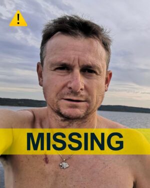 Ester Ledecká Instagram - ⚠️ PLEASE HELP 🇬🇧
⚠️ POR FAVOR, AYUDA 🇪🇸👉
⚠️ AIDEZ-NOUS 🇫🇷👉

€20.000 reward for finding the surfer JAN SVÁROVSKÝ (doctor, 49 years old). 

A Czech citizen has been missing since Monday 8 May. The surf school on the island of Fuerteventura alerted the emergency services at 6pm on Monday. He was wearing a yellow vest, red shirt, white helmet, black overalls and a trapeze.

A search operation was launched at sea, in the air and on land, but unfortunately it has not yet been possible to find him. As the winds were very strong on Monday, it is possible that he could be found on one of the other Canary Islands or even in Morocco or Mauritania or elsewhere.

We’d like to ask you to share this so people in these areas get the information.

If anyone has seen him, please contact the Czech Embassy, which is in contact with the family, or email lukesova@eximia.cz.

In addition, friends are offering a reward of €20.000.