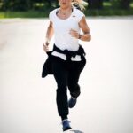 Ester Ledecká Instagram - Vyběhni pro ty, kteří běžet nemůžou 🏃🏼‍♀️ Zapoj se do nedělního celosvětového Wings for Life World Run (@wflworldrun), který začíná ve 13 hodin středoevropského letního času, a přispěješ na léčbu poranění míchy 🙏🏽 Běžet můžeš sólo, s partou nebo na organizovaném místě – v Česku se běží v Praze, Brně, Jablonci a na Hluboké 📍 Utíkej na @wflworldrun, kde se dozvíš podrobnosti 👈🏼 Run for those who can’t in the Wings for Life World Run (@wflworldrun) 🏃🏼‍♀️ All entry fees and donations go to spinal cord research to find a cure for spinal cord injury 🙏🏽 It starts at 1pm CEST this Sunday worldwide and you can either run solo, with your friends or at one of the App Run Event 📍 Check @wflworldrun for more 👈🏼 STR @redbull Worldwide