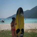 Ester Ledecká Instagram - Vánoce v létě🎄😎 Děkuju @av.boards a @point7windsurf. Už se nemůžu dočkat, až ho vyzkoušim na vodě! 🤙 Christmas in summer🎄😎Thank you @av.boards a @point7windsurf. Can't wait to try it on the water! 🤙 STR
