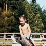 Ester Ledecká Instagram - Na prázdninách miluju, že můžu dělat věci, na který přes rok na sněhu nemám čas. A dělám to takhle odmalička 😊 What I love about the holidays is that I get to do things I don't have time for during the season. It’s my habit since I was a kid 😊 STR