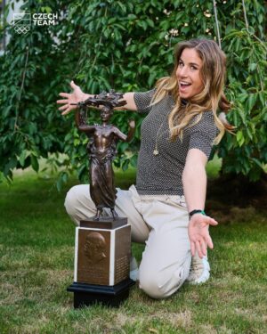 Ester Ledecká Instagram - Královna sportovců! ❤️ @esterledecka ovládla hlasování sportovců a získala cenu Gutha-Jarkovského za nejlepší sportovní výkon roku 2022! 🤩 Gratulace, Ester! 👑

#olympijskytym #olympijsky