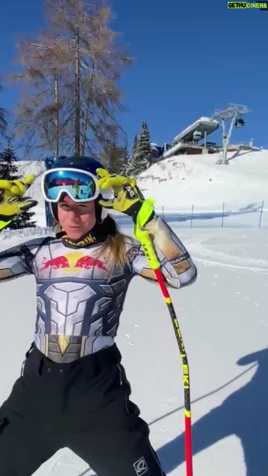 Ester Ledecká Instagram - Když snowboardistka zdraví lyžařku😁😜🤘🏽. When the snowboarder greets the skier😁😜🤘🏽. Thank you @redbull APC, @kronplatz_official and @sulden_solda for great training! @kaestleski STR