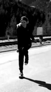 Ester Ledecká Instagram - Co děláte při čekání na vlak vy?🚞💃 What do you do while waiting for the train?🚞💃 STR