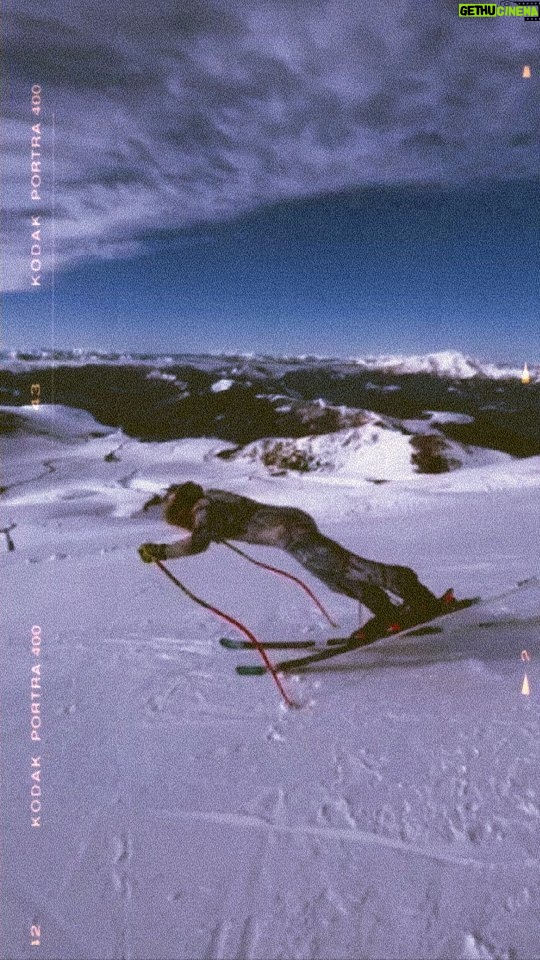 Ester Ledecká Instagram - Lyže nebo snowboard? A neni to fuk? 😈 Skiing or snowboarding? Who cares...😈 @f2_snow @f2_international @kaestleski @pocsports @levelgloves @don_quiet @leki.ski.outdoor STR