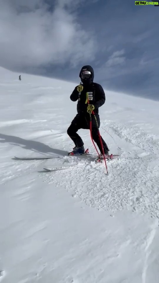 Ester Ledecká Instagram - S větrem o závod...😁🌪🌬 Race with the wind...😁🌪🌬 @pocsports @leki.ski.outdoor @kaestleski @levelgloves @redbull STR