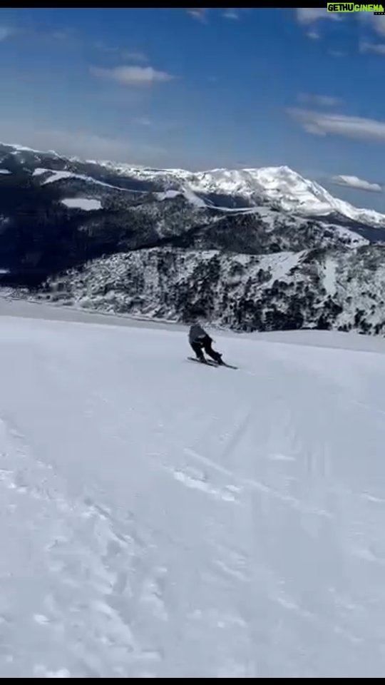 Ester Ledecká Instagram - Díky ASC Dukla jsem tam, kde jsem. Dekuji, že jste mi byli oporou i v minulé sezóně, kdy jsem byla zraněná. Moc si vaší důvěry v mé výkony vážím a i v další sezóně se budu snažit, abych vám svými výsledky dělala radost! ❤️ Vaše STR Thanks to ASC Dukla I am where I am. Thank you for being so supportive even last season when I was injured. I really appreciate your confidence in my performance. And I will try to make you happy with my results next season! ❤️ Your STR Going in for another round...😍🗻 @ascdukla @kaestleski