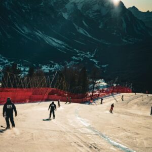 Ester Ledecká Instagram - Ahoj všichni, 
mrzí mě, že jsem si tenhle víkend nemohla užít tak, jak jsem chtěla. Většina teamu po snowboardových závodech lehla a ani já jsem nakonec nevyvázla. Zatim těch dní, kdy jsem nejezdila s nudlí u nosu nebo nekašlala na celej svůj team (doslova nikoli obrazně) od začátku sezóny moc nebylo, ale pracuju na tom, abych se dala zase dokupy a brzo se postavila zpátky na start v plný síle! Jak by řekl Ivánek(z "Ivánku kamaráde, můžeš mluvit?"): Mám prášků jak Horníček.. Bych si prostě jen přála, aby se mi už dejchalo líp. Ale budeme bojovat uvidíme...

PS: Gratuluju @janniksin k titulu na Australian Open! Inspiruje mě ta tvoje klidná síla!

Hello everyone, 
I'm sorry that I couldn't enjoy this weekend as I wanted to. Most of the team got sick after the snowboarding races, and I didn't escape that either in the end. So far, there haven't been many days when I haven't been riding or skiing without booger hanging out of my nose or coughing since the beginning of the season, but I'm working on getting myself back together and soon standing back at the starting line at full strength! 

PS: Congratulations to @janniksin on the Australian open title! Your calm strength inspires me!

📷by: @justin_reiter

STR