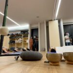Esther Acebo Instagram – ‘Si te caes, te Levantas y Lo vueLves a intentar, porque eso también es yoga’ me dijeron en una práctica.
Hoy sé q eso no es yoga. Es La vida.
•
GRACiAS @xuanlanyoga & @bornlivingyoga