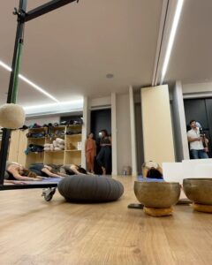 Esther Acebo Instagram - ‘Si te caes, te Levantas y Lo vueLves a intentar, porque eso también es yoga’ me dijeron en una práctica. Hoy sé q eso no es yoga. Es La vida. • GRACiAS @xuanlanyoga & @bornlivingyoga