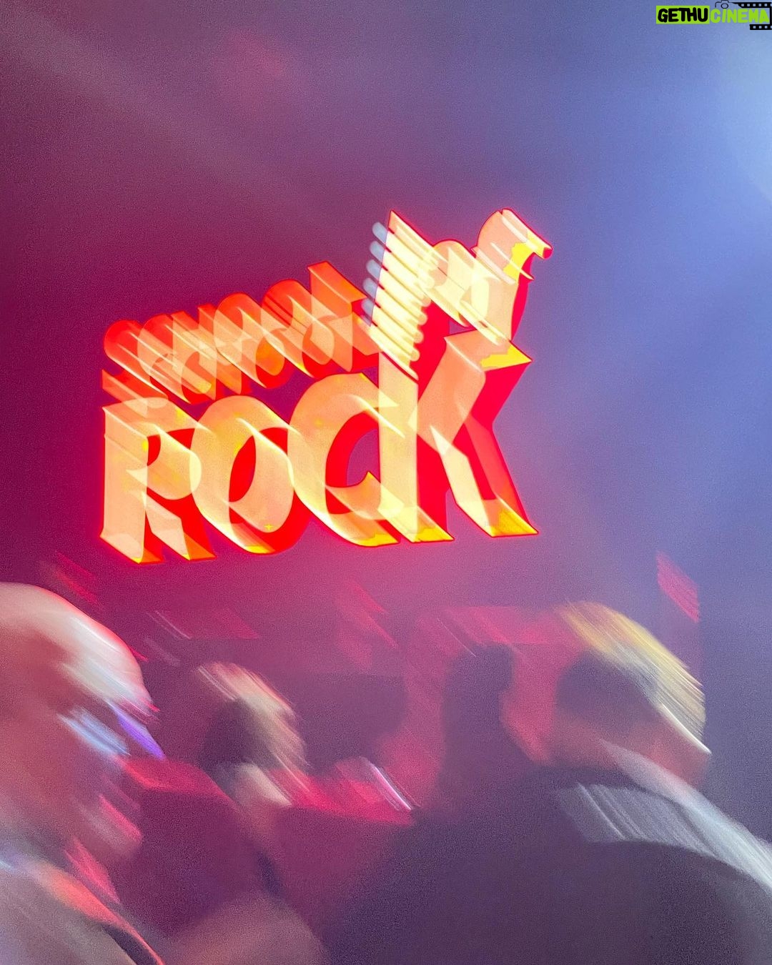 Esther Acebo Instagram - Cuantísimo TALENTO y diversión ayer en @schoolofrockes 🎸 🤘🏼 • MUAH @sandrononna @yslbeauty @isazancajo @edu_ordono LOOK @josejuan35 @boss