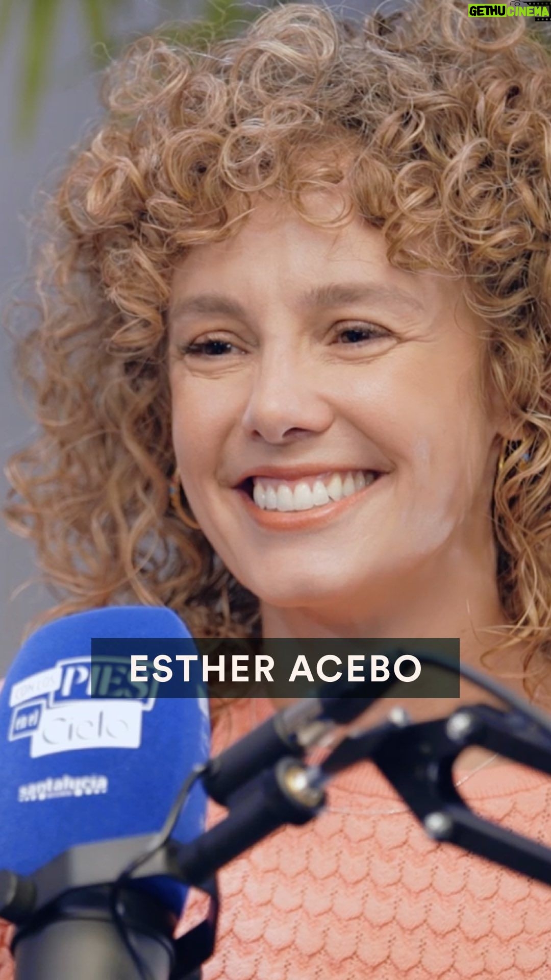 Esther Acebo Instagram - ‘Con los pies en el cielo’ con @estheracebo 🫶🏻 Una de las cosas más duras de ‘alcanzar’ la fama es que aunque tú no cambies de primeras, tu entorno cambia su forma de relacionarse contigo. Somos en relación y cuando de la noche a la mañana el resto de personas empieza a percibirnos diferente o incluso a idealizarnos, eso tiene un efecto y es un proceso aprender a gestionarlo. Tener un sistema de apoyo sólido ayuda, suma y marca la diferencia. La conversación del episodio 3 con Esther fue un regalo porque de verdad conectamos y pudimos fluir de un tema a otro como si fuera una coreografía hablada. Esther se expresa de una forma muy especial, y estoy segura de que escuchar su historia te va a aportar amor y te vas a llevar algo precioso de nuestra conversación 🫶🏻 Podéis verlo en : https://m.youtube.com/watch?v=5rNTbIqK0Mg&t=1305s (enlace en mi perfil + stories) ✄———————————————/ Entrenamiento Emocional Artistas Programa coaching: SATISFACTION Podcast: ‘Con los pies en el cielo’ 👉🏻 www.Ixiavila.com