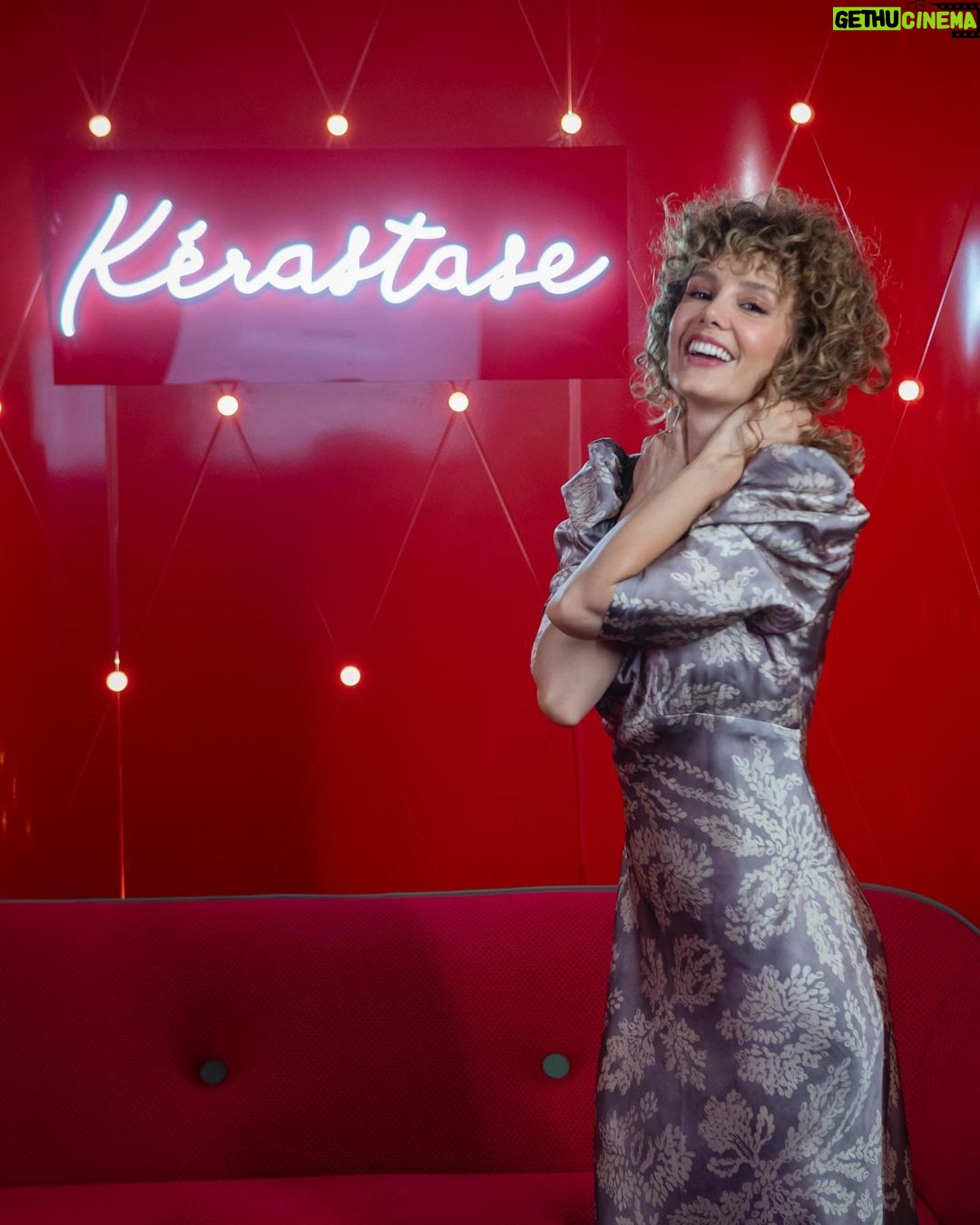 Esther Acebo Instagram - PLanazo ayer ♥️💜🦁 #atelierKerastase #YouDareWeCare • @kerastase_official @educacionkerastase • MUAH @vickymarcosg GRACiAS @jesus_pyn & @mariasutapiador por hacerme parte de La famiLia • 📸 @holacom