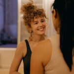 Esther Acebo Instagram – ‘Si te caes, te Levantas y Lo vueLves a intentar, porque eso también es yoga’ me dijeron en una práctica.
Hoy sé q eso no es yoga. Es La vida.
•
GRACiAS @xuanlanyoga & @bornlivingyoga